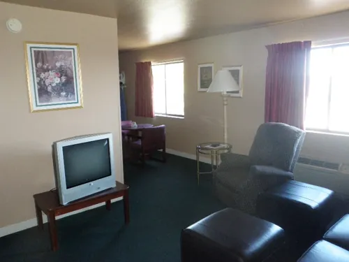 Home Place Inn – Double Kitchenette Suite — photo 17