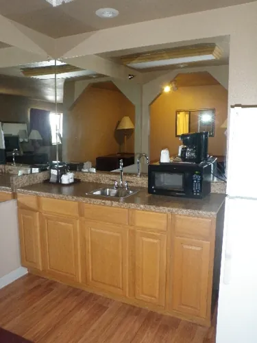 Home Place Inn – Single Kitchenette Suite — photo 8